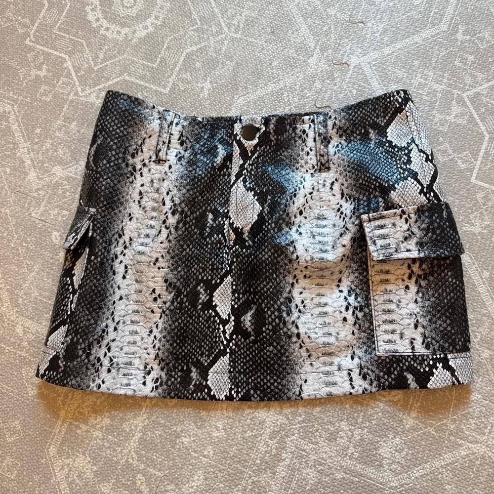 Fashion Nova Mini Skirt Women Size M Grey Snakeskin Faux Leather Cargo Edgy